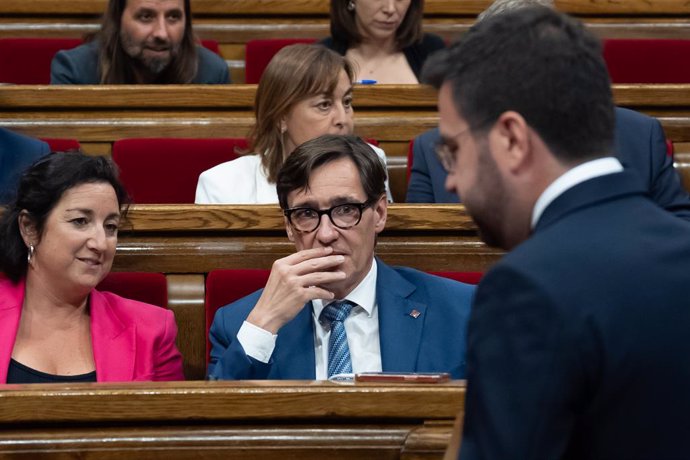 La portaveu del PSC en el Parlament, Alicia Romero i el líder del PSC, Salvador Illa, davant del president de la Generalitat de Catalunya en funcions, Pere Aragonès.