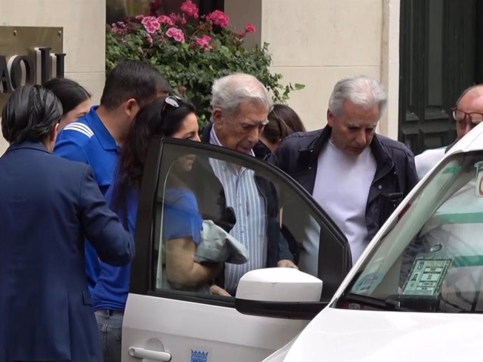 Mario Vargas Llosa disfruta de un plan familiar en Madrid antes de volver de nuevo a Lima