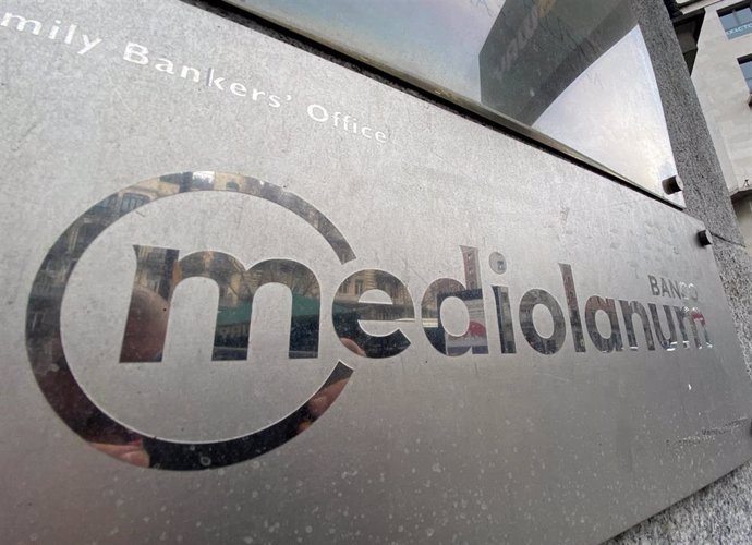 Archivo - Placa con el logotigo del Banco Mediolanum, en la puerta de entrada de uno de sus locales en Madrid (España), a 13 de febrero de 2020.