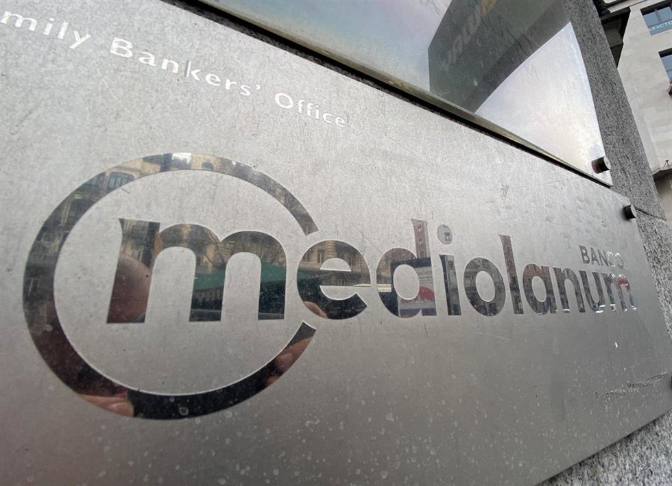 Archivo - Placa con el logotigo del Banco Mediolanum, en la puerta de entrada de uno de sus locales en Madrid (España), a 13 de febrero de 2020.
