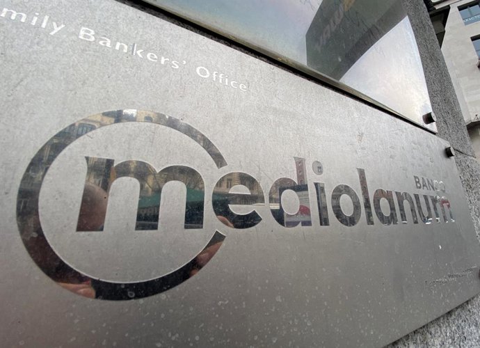 Archivo - Placa con el logotigo del Banco Mediolanum, en la puerta de entrada de uno de sus locales en Madrid (España), a 13 de febrero de 2020.