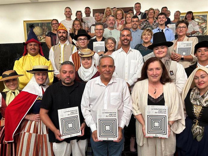 El Cabildo de Tenerife edita un libro para potenciar el conocimiento de la indumentaria tradicional