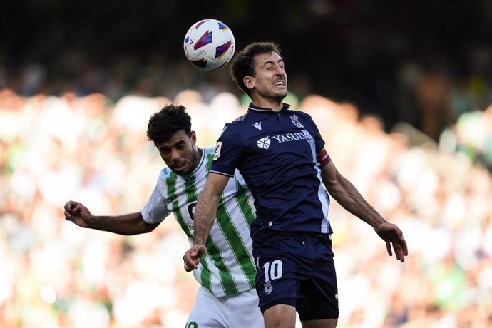 Archivo - Un lance del encuentro entre Mikel Oyarzabal, jugador donostiarra, y el defensa verdiblanco Chadi Riad, en foto de archivo. 