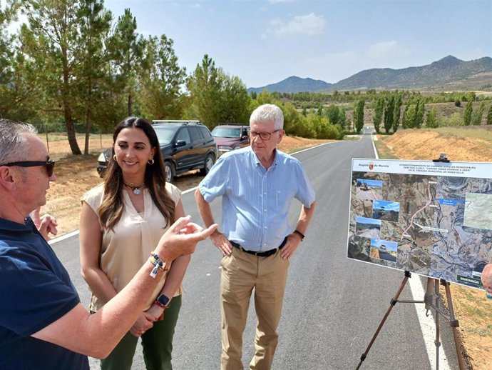 La consejera Sara Rubira, junto al alcalde de Moratalla, Juan Soria (i), durante la visita al camino rural de Casas Pernías a Zaén