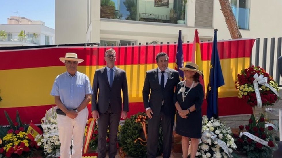 El conseller, Antoni Vera, y el alcalde de Calvi, Juan Antonio Amengual, junto a los familiares de Diego Salvá en el acto que ha homenajeado el 15 aniversario del atentado terrorista de Palmanova, en el que fallecieron dos guardias civiles.