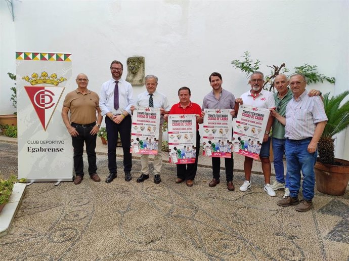 Salvador Fuentes (tercero por la izda.) en la presentación del torneo juvenil.