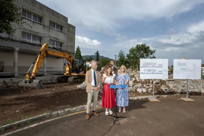 La presidenta de Cantabria, María José Sáenz de Buruaga, asiste al acto de inicio de las obras de ampliación del IES Lope de Vega en Sarón