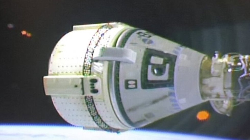 Nave Starliner acoplada a la Estación Espacial Internacional