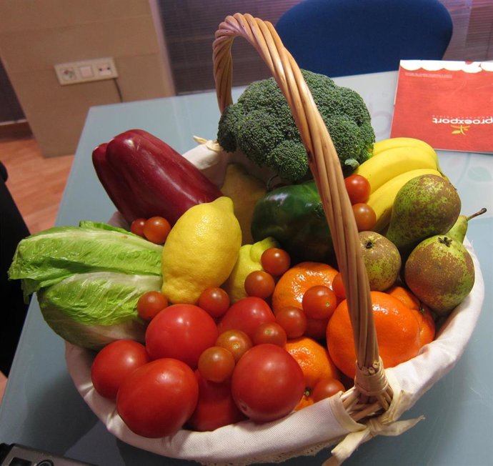 Archivo - Cesta de frutas, verduras, cítricos y hortalizas de la Región de Murcia