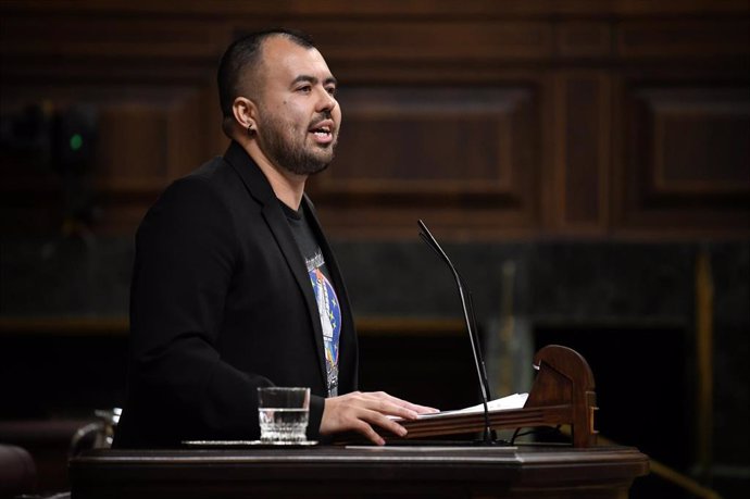 Archivo - El diputado de Sumar Nahuel González López, durante una sesión plenaria en el Congreso de los Diputados, a 6 de febrero de 2024, en Madrid (España). 