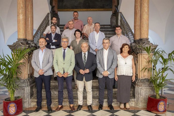 El presidente de la Diputación de Córdoba, Salvador Fuentes (centro), tras la firma del nuevo convenio colectivo de Epremasa.