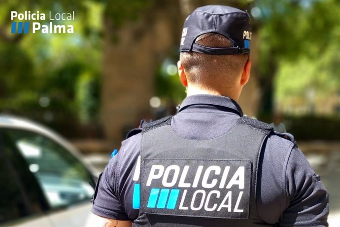 Archivo - Un agente de la Policía Local de Palma, de espaldas.