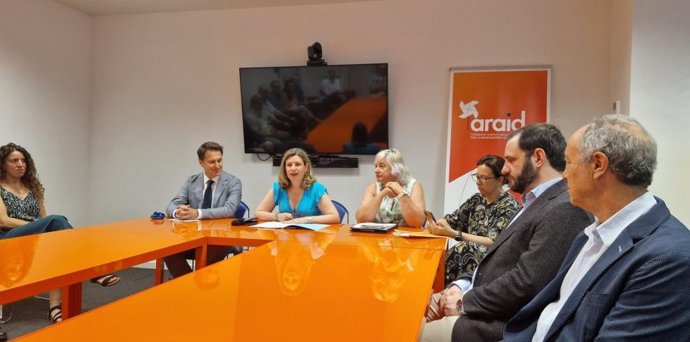 La consejera de Empleo, Ciencia y Universidades, Claudia Pérez Forniés, con algunos de los nuevos investigadores, en una reunión mantenida este martes