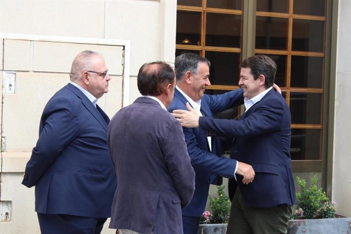 Mañueco saluda al alcalde de El Burgo de Osma, Antonio Pardo