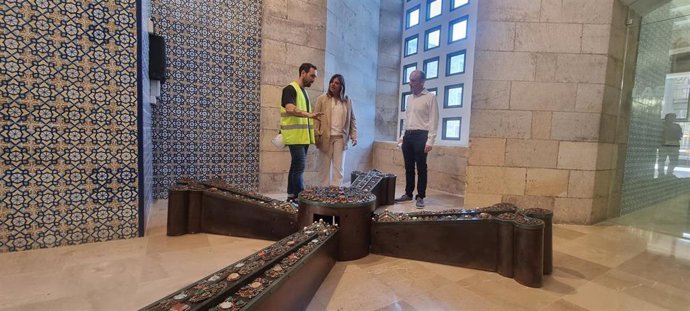 La vicepresidenta y presidenta en funciones del Principado de Asturias, Gimena Llamedo, junto a la réplica de la Cruz de la Victoria restaurada de la iglesia de la antigua Universidad Laboral de Gijón.