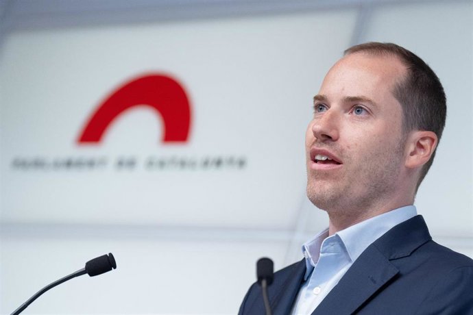 Archivo - El portavoz del PP en el Parlament, Juan Fernández, en rueda de prensa este martes