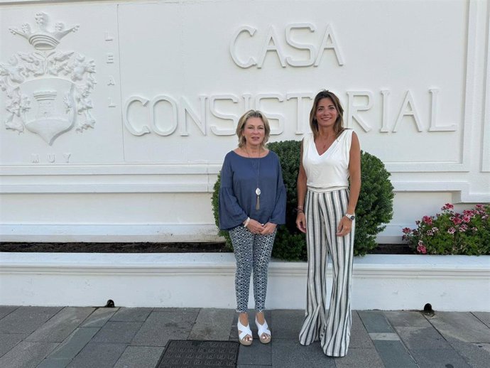 La delegada territorial de Empleo, Empresa y Trabajo Autónomo y directora provincial del Servicio Andaluz de Empleo (SAE), Carmen Sánchez Sierra, junto a la alcaldesa de Mijas, Ana Mata.