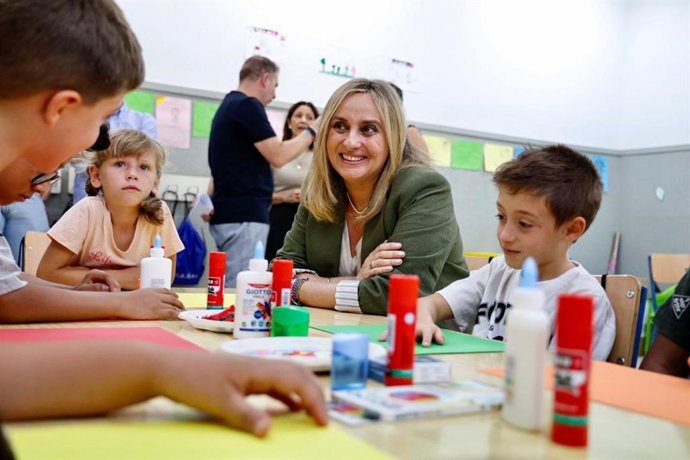 La alcaldesa de Granada, Marifrán Carazo, ha visitado la ludoteca municipal de Fuente Nueva.