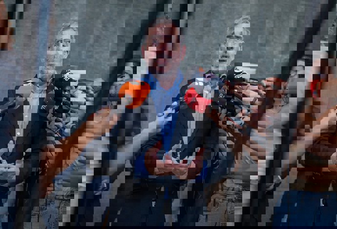 El presidente de Canarias, Fernando Clavijo, atiende a los medios de comunicación antes del Foro Canario de la Inmigración