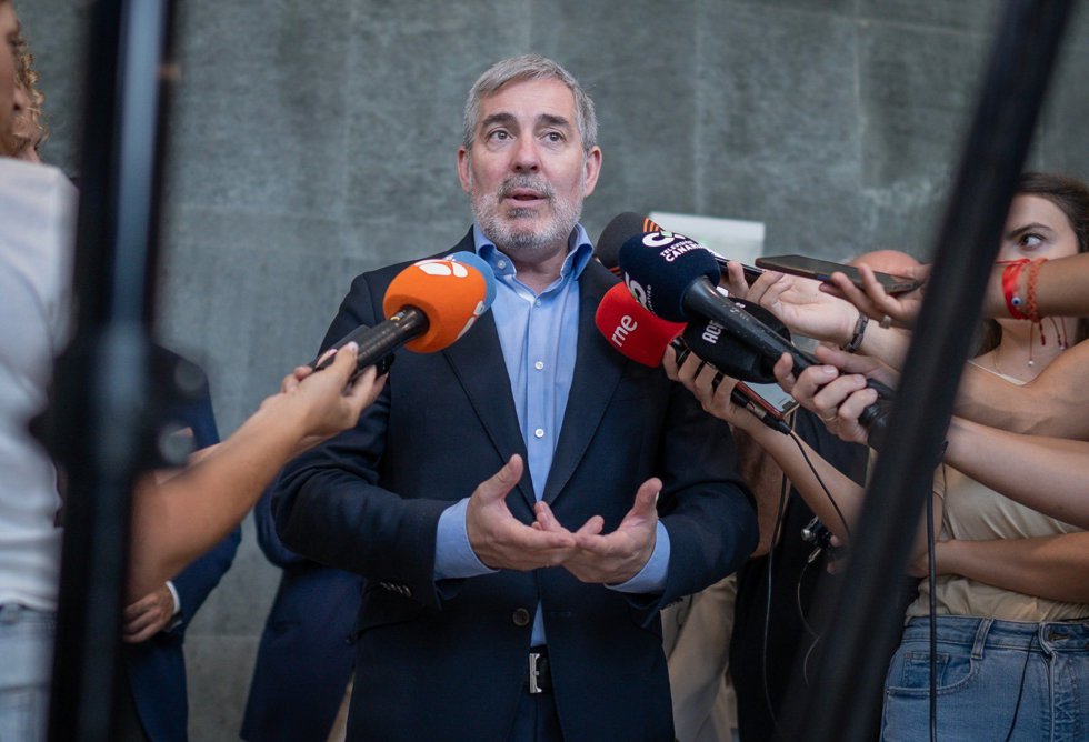 El presidente de Canarias, Fernando Clavijo, atiende a los medios de comunicación antes del Foro Canario de la Inmigración