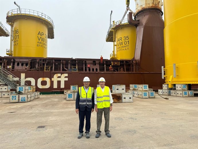 Ignacio Galán y Orlando Alonso despiden en Avilés último barco con estructuras del parque Vineyard Wind I