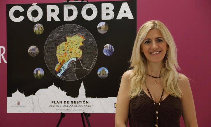 La teniente de alcalde delegada de Centro Histórico del Ayuntamiento de Córdoba, Lourdes Morales, presenta el Plan de Gestión del Centro Histórico.