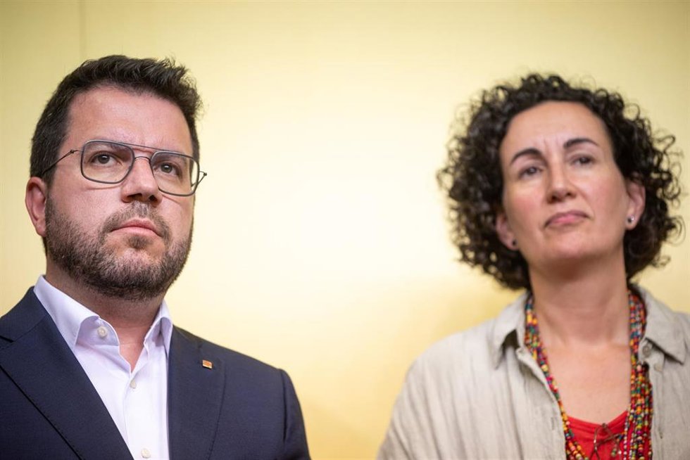El presidente de la Generalitat, Pere Aragons, y la secretaria general de ERC Marta Rovira, durante una rueda de prensa, en la sede de ERC, a 29 de julio de 2024, en Barcelona, Catalunya (España). La ejecutiva de ERC ha avalado este lunes, 29 de julio,