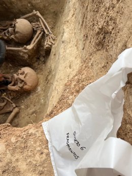 Avanzan las excavaciones en las fosas del cementerio de Espartinas