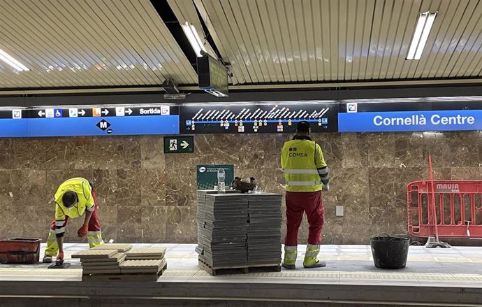 Operarios trabajan en las obras de la estación de Cornellà Centre (Barcelona) de la L5 del Metro.