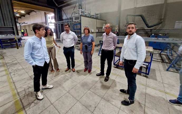 El viceconsejero de Infraestructuras y Movilidad del Principado de Asturias, Jorge García, visita a los talleres de la empresa Primur, que construyen en Gijón la estructura del intercambiador de la Laboral.