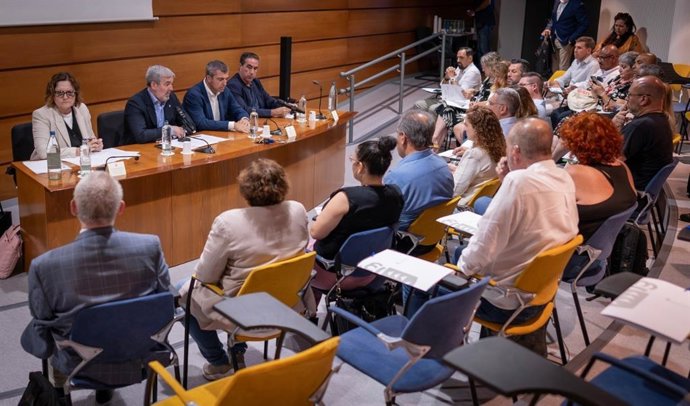 El presidente de Canarias, Fernando Clavijo, preside una reunión del pleno del Foro Canario de la Inmigración