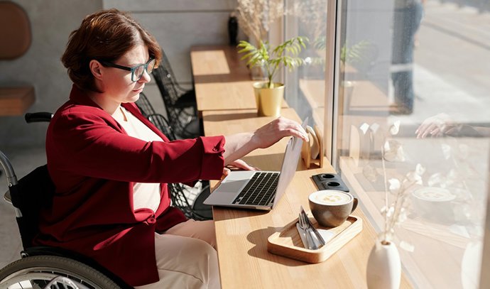 Mujer teletrabajando.