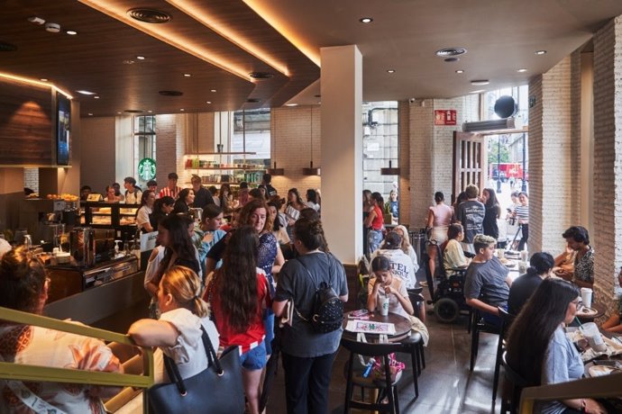 Inauguración del primer local de Starbucks en Gijón.