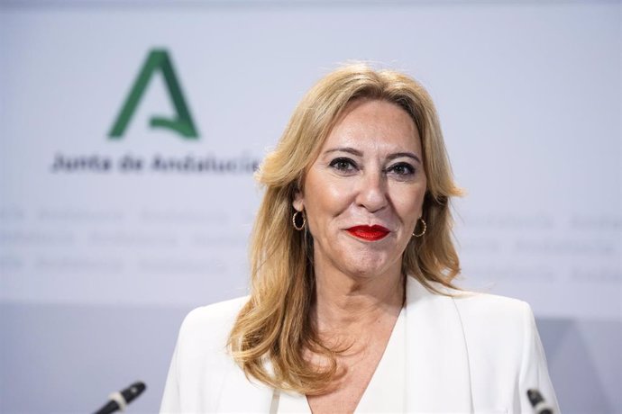 La consejera de Economía, Hacienda y Fondos Europeos Y portavoz del gobierno, Carolina España Reina a su llegada a la rueda de prensa posterior al consejo de gobierno, a 30 de julio de 2024, en Sevilla, Andalucía (España). Como cada martes, el Consejo de 