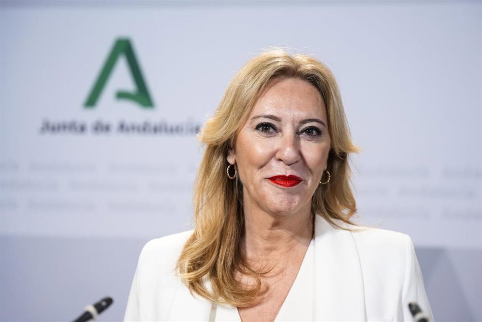 La consejera de Economía, Hacienda y Fondos Europeos Y portavoz del gobierno, Carolina España Reina a su llegada a la rueda de prensa posterior al consejo de gobierno, a 30 de julio de 2024, en Sevilla, Andalucía (España). Como cada martes, el Consejo d