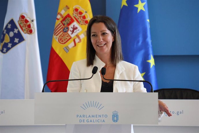 La viceportavoz parlamentaria del PSdeG, Lara Méndez, en rueda de prensa en el Parlamento de Galicia