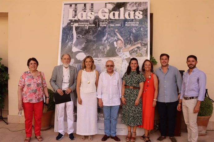 La diputada provincial María del Carmen Martínez, la concejala de Cultura y Fiestas de Ronda, Rebeca Muñoz, y Manuel García, en representación de los Coros y Danzas, entre otros