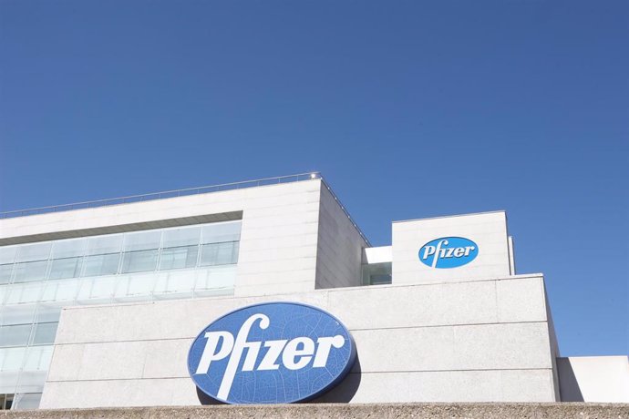 Archivo - Logo de Pfizer en el edificio de los laboratorios de la marca en Madrid (España), a 2020.  El laboratorio estadounidense Pfizer trabaja junto con el  alemán BioNTech en una clase de vacuna basada en el ARN mensajero (ARNm), que transfiere inform