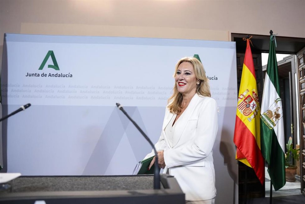 La consejera de Economía, Hacienda y Fondos Europeos Y portavoz del gobierno, Carolina España Reina a su llegada a la rueda de prensa posterior al consejo de gobierno, a 30 de julio de 2024, en Sevilla, Andalucía (España). Como cada martes, el Consejo d