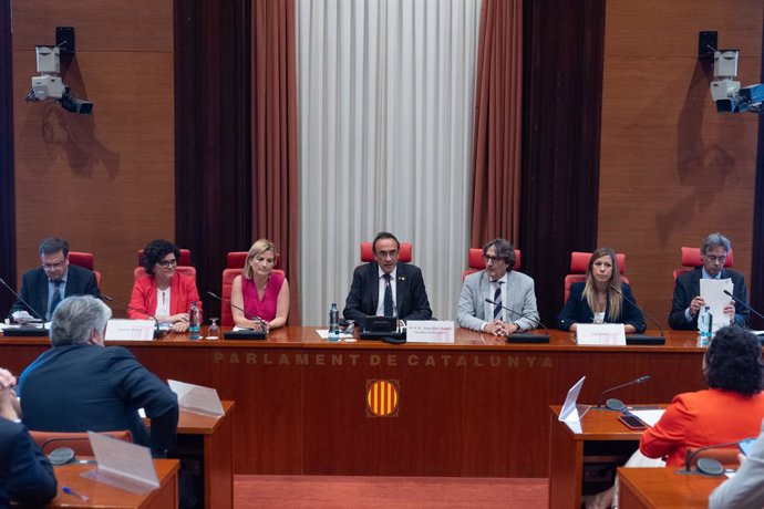 El president del Parlament, Josep Rull (c), presideix la sessió constitutiva de la Diputació Permanent de la Càmera, en el Parlament, a 30 de juliol de 2024, a Barcelona, Catalunya