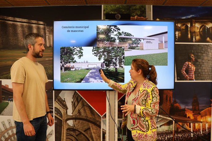 El teniente de alcaldesa de Lugo, Rubén Arroxo, en la presentación del nuevo cementerio de mascotas.