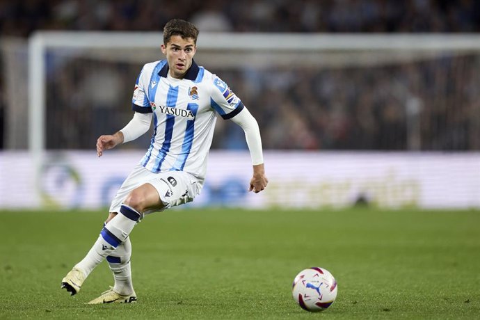 Archivo - Arsen Zakharyan of Real Sociedad in action during the LaLiga EA Sports match between Real Sociedad and Real Madrid CF at Reale Arena on April  26, 2024, in San Sebastian, Spain.