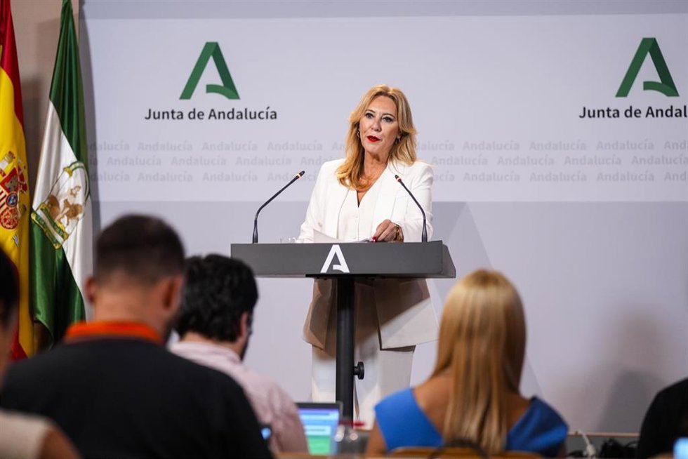 La consejera de Economía, Hacienda y Fondos Europeos Y portavoz del gobierno, Carolina España Reina interviene en la rueda de prensa posterior al consejo de gobierno, a 30 de julio de 2024, en Sevilla, Andalucía (España). Como cada martes, el Consejo de