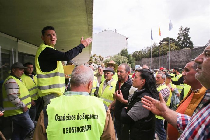 Archivo - Lugo. Decenas de ganaderos productores de ternera suprema protestan ante la delegación de la Xunta de Galicia en Lugo durante la reunión que mantienen con el onselleiro de Medio Rural, José González, para aumentar las ayudas a los productores.