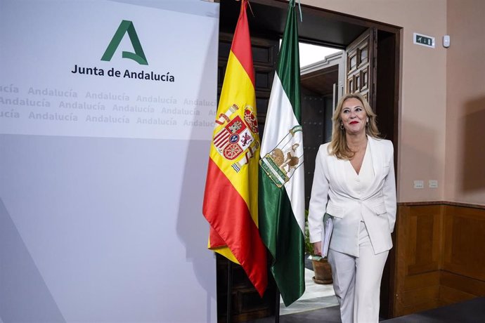 La consejera de Economía y portavoz del Gobierno andaluz, Carolina España, este martes antes del inicio de la rueda de prensa del Consejo de Gobierno. 