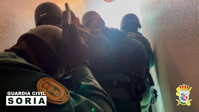 Agentes de la Guardia Civil se dispone a detener a uno de los implicados.