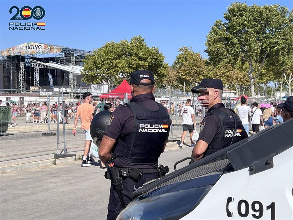 Agentes de la Policía Nacional en el dispositivo del Puro Latino.