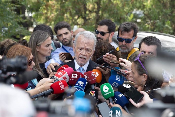 El abogado de Begoña Gómez, Antonio Camacho, atiende a medios en la entrada de la testifical del presidente de Gobierno, en el Palacio de La Moncloa, a 30 de julio de 2024, en Madrid (España). El juez que investiga a Begoña Gómez por tráfico de influencia