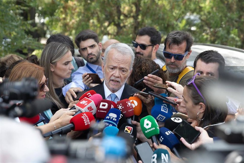El abogado de Begoña Gómez, Antonio Camacho, atiende a medios en la entrada de la testifical del presidente de Gobierno, en el Palacio de La Moncloa, a 30 de julio de 2024, en Madrid (España). El juez que investiga a Begoña Gómez por tráfico de influenc
