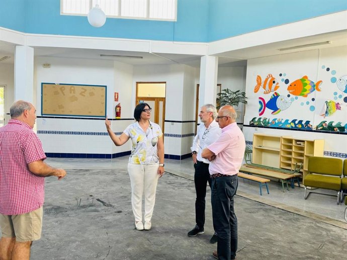 La delegada de Desarrollo Educativo y Formación Profesional de la Junta en Granada, María José Martín Gómez, ha visitado las obras de eliminación de barreras arquitectónicas en el CEIP San José de Calasanz de Órgiva.